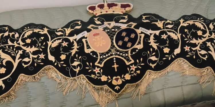 La cofradía peñarandina de la Virgen de la Esperanza recibe la bambalina trasera del palio que estrenará el Jueves Santo