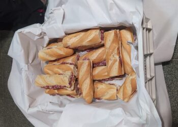 Los mayores de Santiago de la Puebla organizan la Operación Bocata a favor de Manos Unidas dentro de su fiesta anual