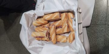 Los mayores de Santiago de la Puebla organizan la Operación Bocata a favor de Manos Unidas dentro de su fiesta anual