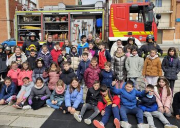Bomberos por un día: alumnos del colegio Miguel de Unamuno visitan el parque y presencian varias demostraciones prácticas
