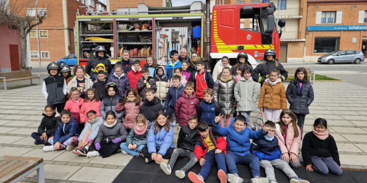 Bomberos por un día: alumnos del colegio Miguel de Unamuno visitan el parque y presencian varias demostraciones prácticas