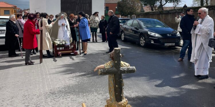 Cantaracillo cierra su Semana Santa con el encuentro de la Virgen y el Niño Jesús con la cruz en este Domingo de Resurrección