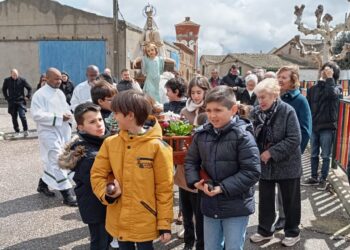 La infancia de Cordovilla lleva en andas la imagen del Niño Jesús al encuentro con la Virgen para celebrar la Resurrección