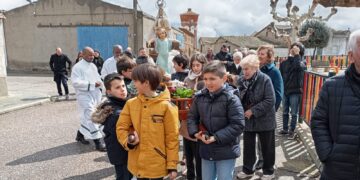 La infancia de Cordovilla lleva en andas la imagen del Niño Jesús al encuentro con la Virgen para celebrar la Resurrección