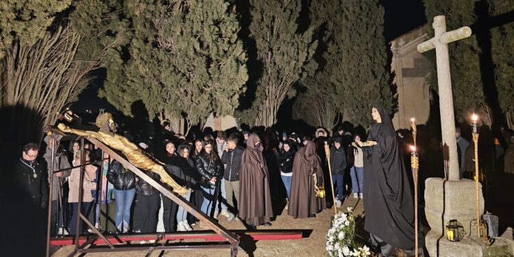 El sonido de los tambores acompaña al Santo Cristo de San Luis en Peñaranda durante su procesión hasta el cementerio