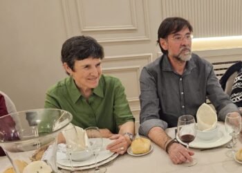 Emotiva despedida en Peñaranda a la enfermera Gloria Sánchez y al celador Carlos Sánchez que disfrutan ya de la jubilación