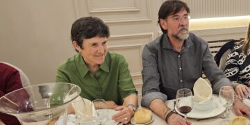 Emotiva despedida en Peñaranda a la enfermera Gloria Sánchez y al celador Carlos Sánchez que disfrutan ya de la jubilación
