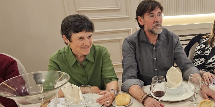 Emotiva despedida en Peñaranda a la enfermera Gloria Sánchez y al celador Carlos Sánchez que disfrutan ya de la jubilación