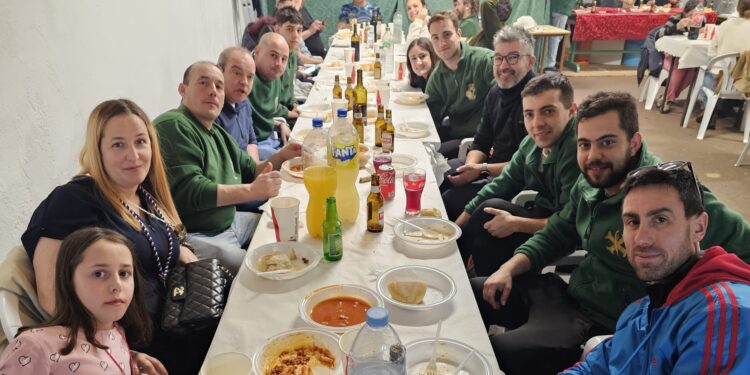 La cofradía de Nuestra Señora de la Esperanza cierra su ciclo de ensayos en Peñaranda con una comida en la Casa de Hermandad