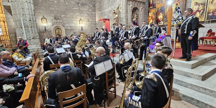 Intensas ovaciones para la Agrupación Musical La Estrella en la III edición del concierto «Sones nazarenos» en Peñaranda