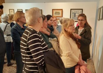 Alumnos del Taller de Historia, Arte y Literatura de «El Inestal» visitan en Peñaranda la exposición de obras en punto de cruz