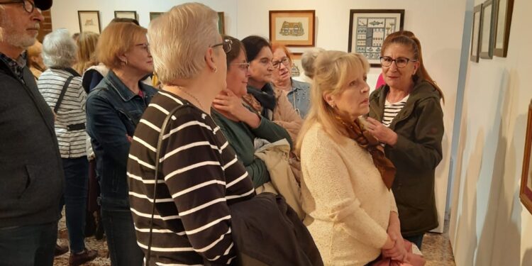 Alumnos del Taller de Historia, Arte y Literatura de «El Inestal» visitan en Peñaranda la exposición de obras en punto de cruz