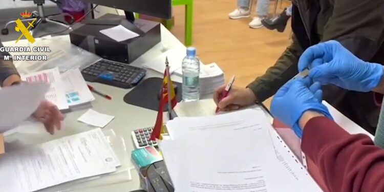 La Guardia Civil detiene a 2 personas e investiga a otras 4 por los delitos de trata de seres humanos con fines de explotación laboral