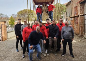 La cofradía del Santo Cristo del Humilladero y la Virgen de las Lágrimas vive en Peñaranda un intenso sábado de preparativos