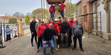 La cofradía del Santo Cristo del Humilladero y la Virgen de las Lágrimas vive en Peñaranda un intenso sábado de preparativos