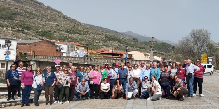 La asociación de mayores San Miguel de Peñaranda disfruta de una excursión al valle del Jerte en la vecina provincia de Cáceres