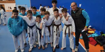 Gran ambiente en Peñaranda con el II Open de Karate que reúne a cerca de 150 participantes en el pabellón polideportivo cubierto