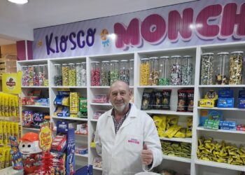 Monchi «el Tatómetro»: la voz más querida de la radio peñarandina inicia una nueva etapa como emprendedor y abre un kiosko