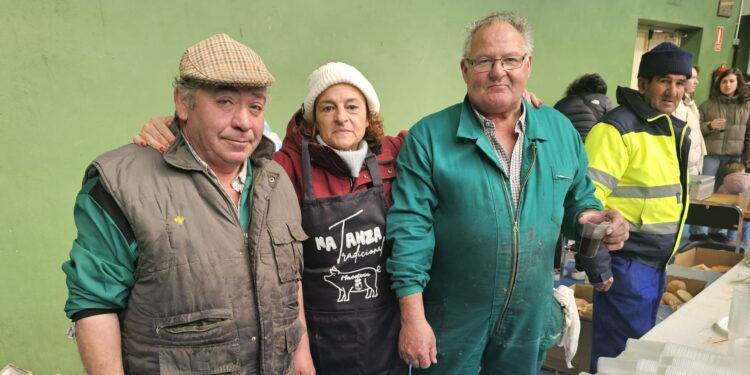 Macotera disfruta de su VII matanza típica con Santiago Domínguez y Valeriano Bueno como maestros de ceremonias