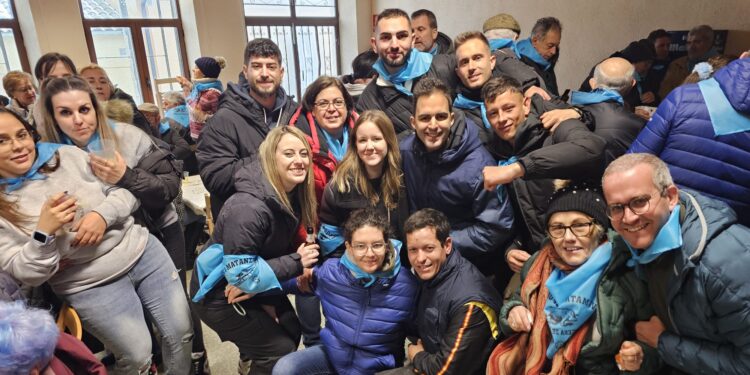 Mancera de Abajo reúne a casi 400 personas en torno a la VI matanza típica que acaba con una «guerra» de bolas de nieve