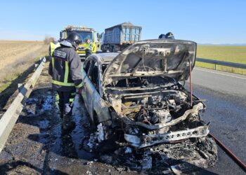 Un joven peñarandino resulta ileso tras salir ardiendo su coche en la carretera Nacional 501 por causas que aún se desconocen