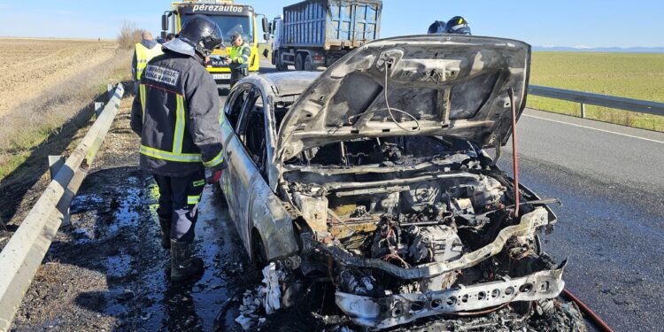 Un joven peñarandino resulta ileso tras salir ardiendo su coche en la carretera Nacional 501 por causas que aún se desconocen