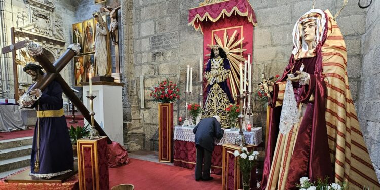 Jesús de Medinaceli recibe en Peñaranda la visita de cientos de devotos que están pasando por la parroquia a lo largo del día