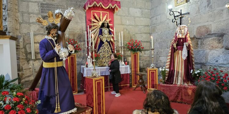 Jesús de Medinaceli recibe en Peñaranda la visita de cientos de devotos que están pasando por la parroquia a lo largo del día