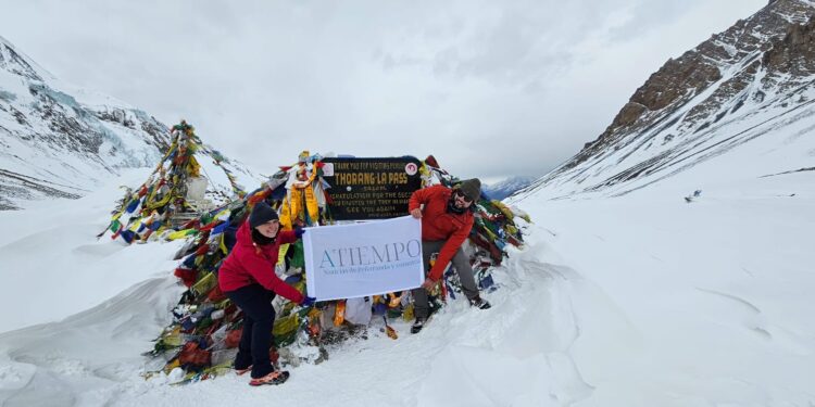 Salva y Estela, los dos aventureros con raíces peñarandinas que han llevado la bandera de NOTICIAS A TIEMPO hasta el Annapurna
