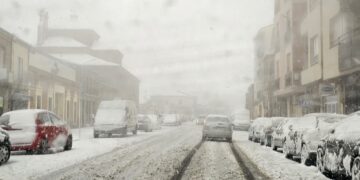 La comarca de Peñaranda se cubre en menos de media hora con una intensa nevada que complica la circulación de vehículos