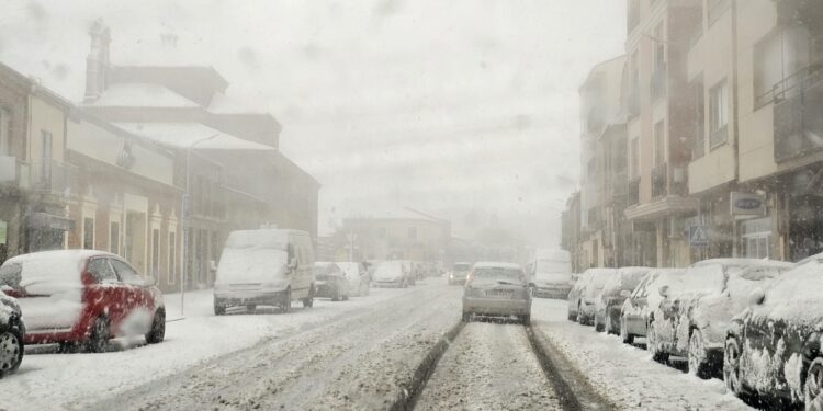 La comarca de Peñaranda se cubre en menos de media hora con una intensa nevada que complica la circulación de vehículos