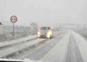 La comarca de Peñaranda se cubre en menos de media hora con una intensa nevada que complica la circulación de vehículos