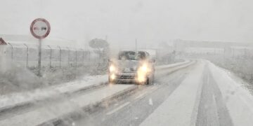 La comarca de Peñaranda se cubre en menos de media hora con una intensa nevada que complica la circulación de vehículos