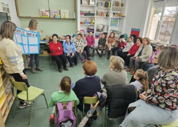 Escolares y mujeres de Paradinas de San Juan comparten en el colegio un taller intergeneracional sobre los oficios de ayer y hoy