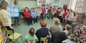 Escolares y mujeres de Paradinas de San Juan comparten en el colegio un taller intergeneracional sobre los oficios de ayer y hoy