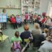 Escolares y mujeres de Paradinas de San Juan comparten en el colegio un taller intergeneracional sobre los oficios de ayer y hoy