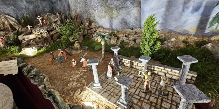 Paradinas de San Juan muestra en su iglesia la original recreación en miniatura de la Pasión, Muerte y Resurrección de Cristo