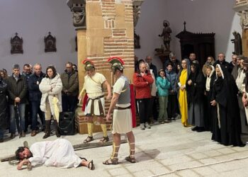 El Vía Crucis de Paradinas de San Juan tiene que celebrarse a cubierto por la intensa lluvia aunque despierta gran expectación
