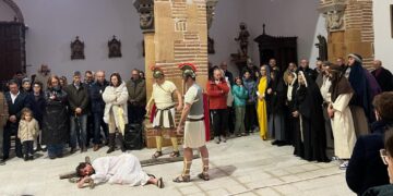 El Vía Crucis de Paradinas de San Juan tiene que celebrarse a cubierto por la intensa lluvia aunque despierta gran expectación