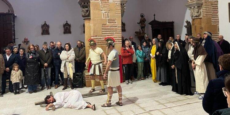 El Vía Crucis de Paradinas de San Juan tiene que celebrarse a cubierto por la intensa lluvia aunque despierta gran expectación