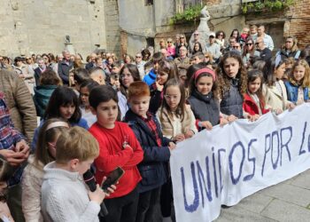 La parroquia de Peñaranda realiza una oración por la paz que reúne a niños y mayores en la plaza de Agustín Martínez Soler