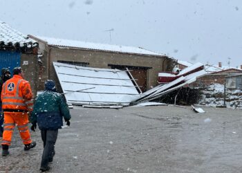 Tremendo susto en El Pedroso de la Armuña por un vendaval que ha arrancado de cuajo el tejado del edificio de las escuelas