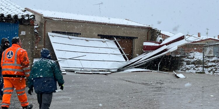Tremendo susto en El Pedroso de la Armuña por un vendaval que ha arrancado de cuajo el tejado del edificio de las escuelas