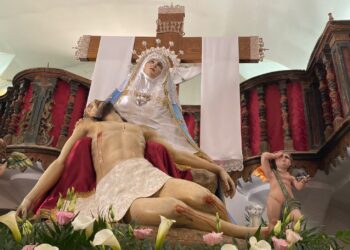 Histórico amanecer del Viernes Santo en Peñaranda con las dos procesiones de la Esperanza y la Vera Cruz «en casa» por la lluvia