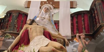Histórico amanecer del Viernes Santo en Peñaranda con las dos procesiones de la Esperanza y la Vera Cruz «en casa» por la lluvia