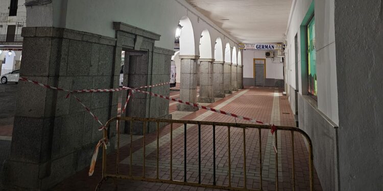 Acordonados los soportales junto a uno de los arcos de la Plaza Nueva de Peñaranda por desprendimientos en los falsos techos