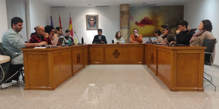 Peñaranda resuelve el dilema en pleno y Clara Campoamor y Juan Sánchez Verdes darán nombre al nuevo parque y pistas de juegos