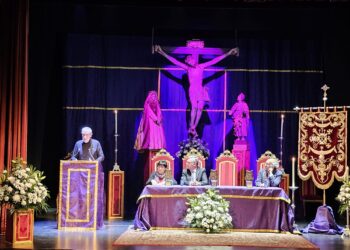 Puesta de largo de la Semana Santa peñarandina con el pregón de Tomás Gil en un teatro presidido por el Cristo del Humilladero