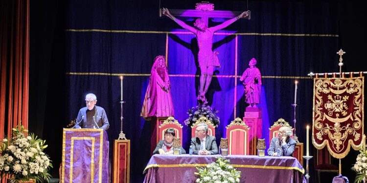 Puesta de largo de la Semana Santa peñarandina con el pregón de Tomás Gil en un teatro presidido por el Cristo del Humilladero