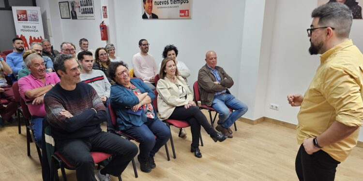 La comunicación política y las redes sociales centran la charla impartida en la sede de la Agrupación Socialista de Peñaranda